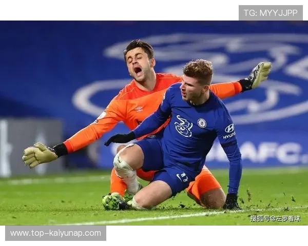 反越位成功单刀推射完成精彩入球，足球场上的智慧与速度较量